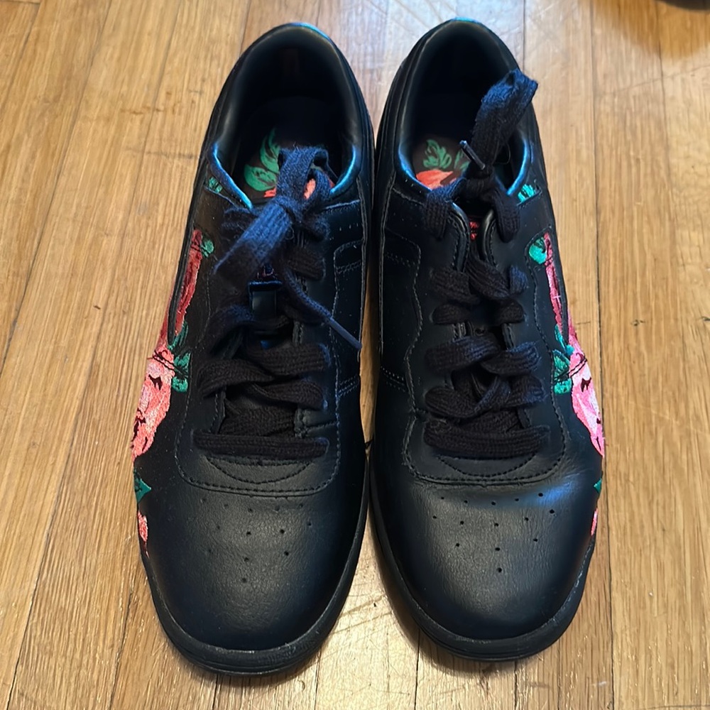 Fila black leather sneaker with rose detail size 7
